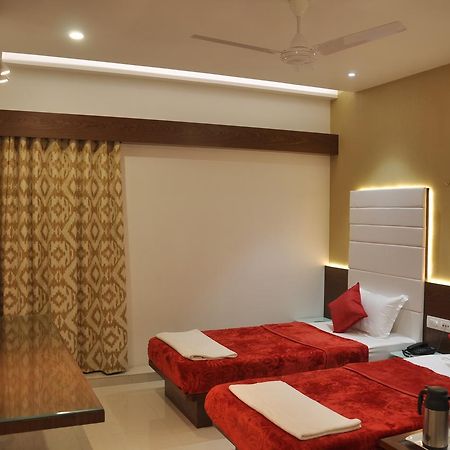 Ashish Restaurant And Guesthouse สุรัต ภายนอก รูปภาพ