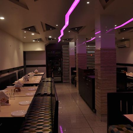 Ashish Restaurant And Guesthouse สุรัต ภายนอก รูปภาพ