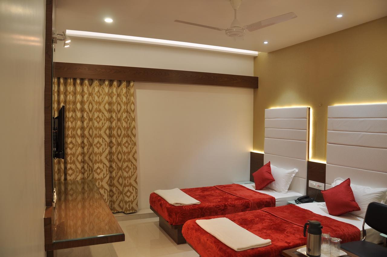 Ashish Restaurant And Guesthouse สุรัต ภายนอก รูปภาพ