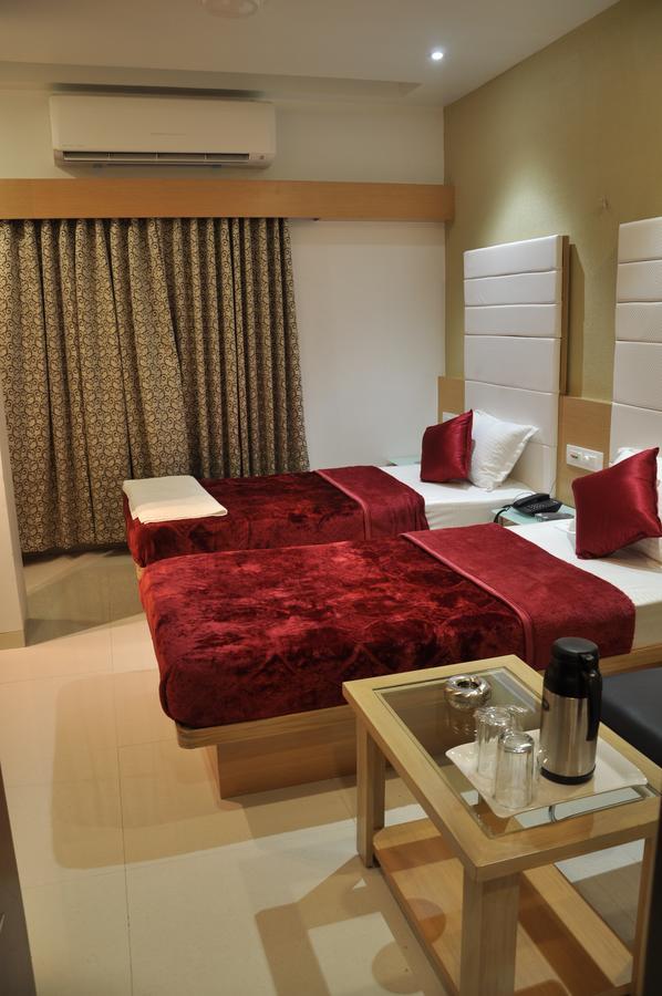 Ashish Restaurant And Guesthouse สุรัต ภายนอก รูปภาพ