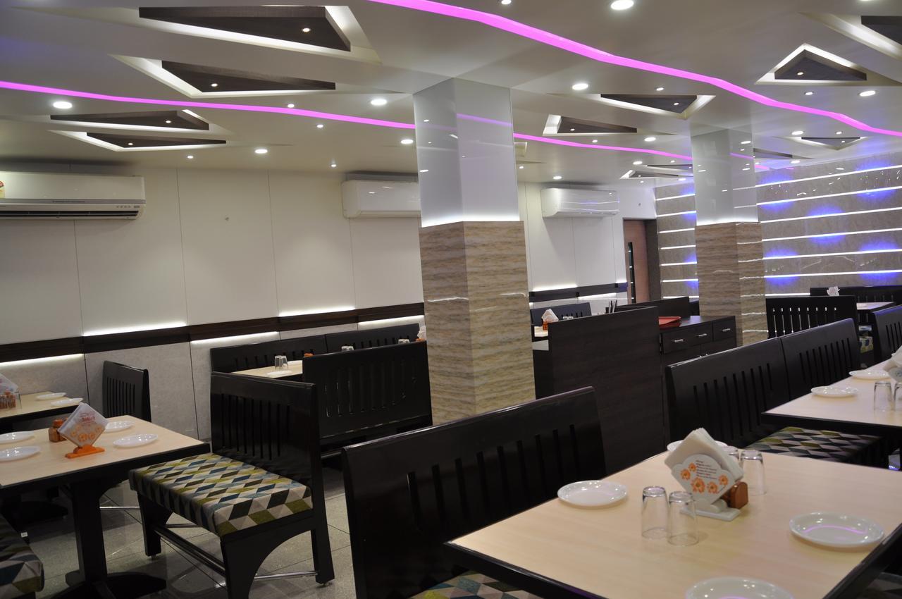 Ashish Restaurant And Guesthouse สุรัต ภายนอก รูปภาพ